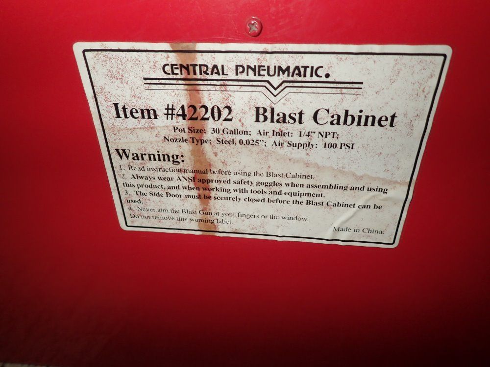 Central Pneumatic 30 Gallons / 18'' X 26'' X 16'' Id Blast Cabinet - 42202