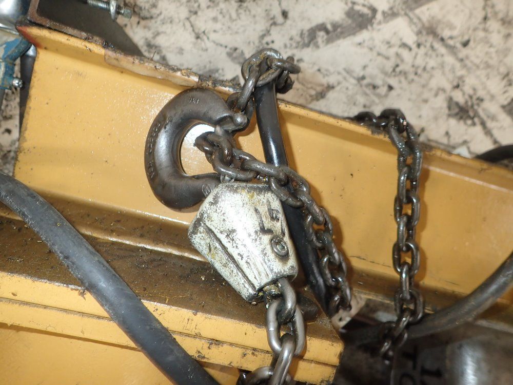 David Round & Sons Incorporated Jib Crane W/ Electric Chain Hoist