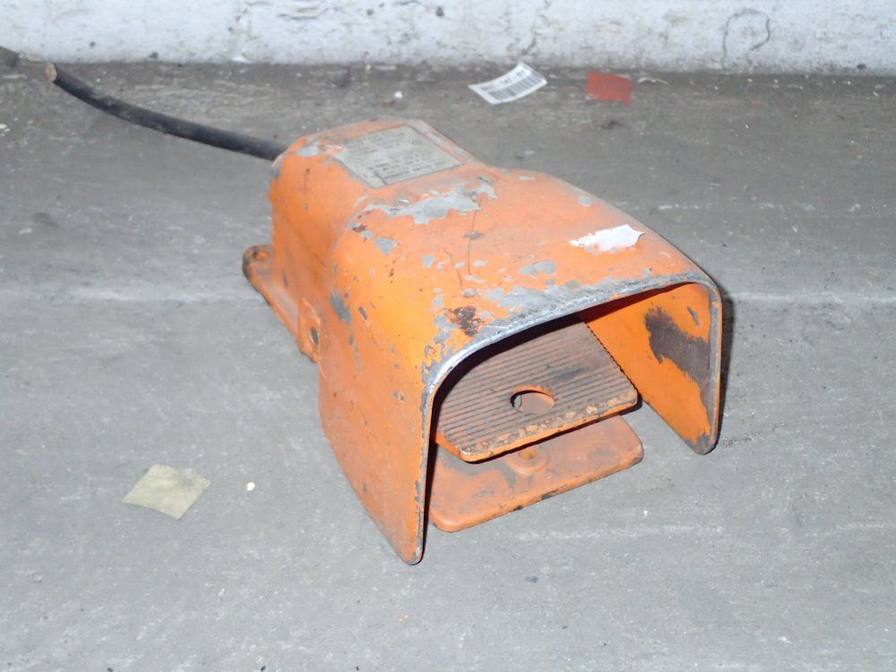 Linemaster Switch Corp. Electric Footswitch