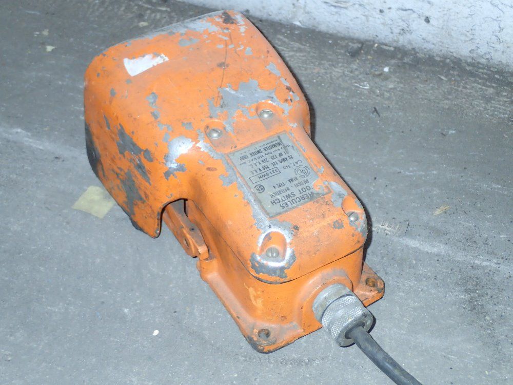 Linemaster Switch Corp. Electric Footswitch