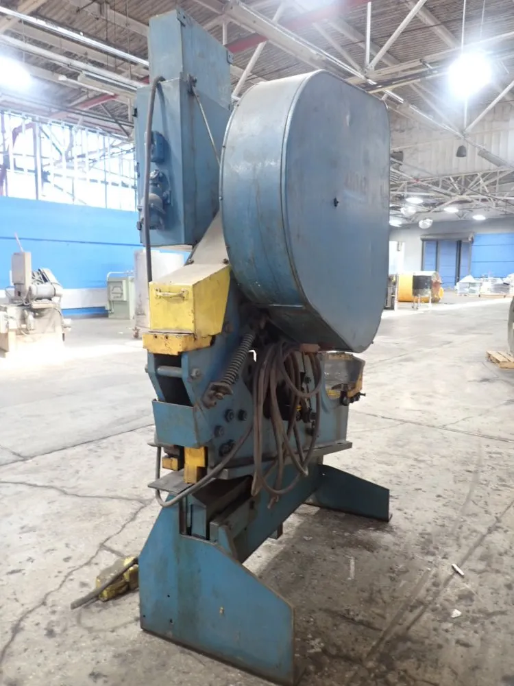 Buffalo 30 Ton 1 1/2 Iron Worker - 1 1/2