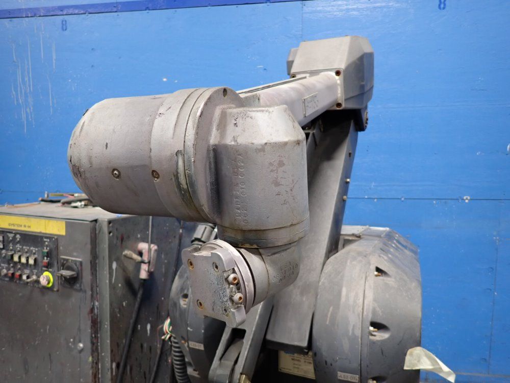 Fanuc P-100 Robot - P-100