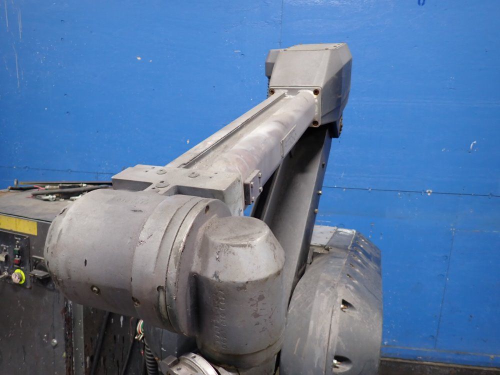 Fanuc P-100 Robot - P-100