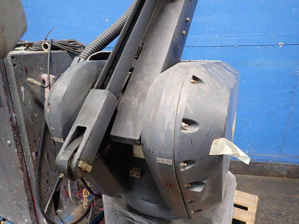 Fanuc P-100 Robot - P-100