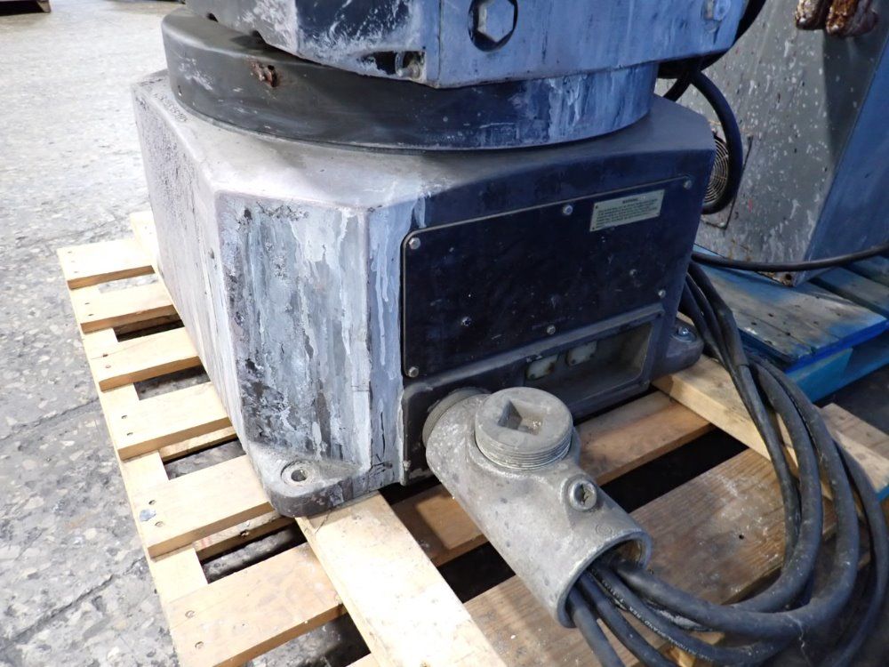 Fanuc P-100 Robot - P-100