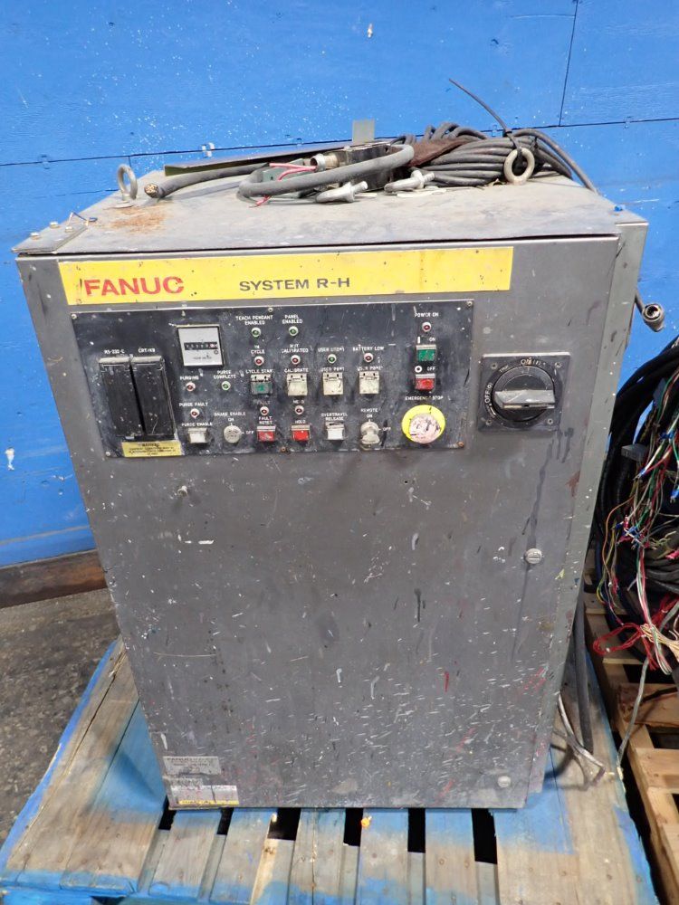 Fanuc P-100 Robot - P-100