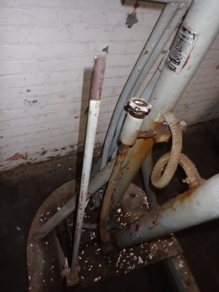 Stratton 1 Ton/2000 Lbs Hydraulic Crane