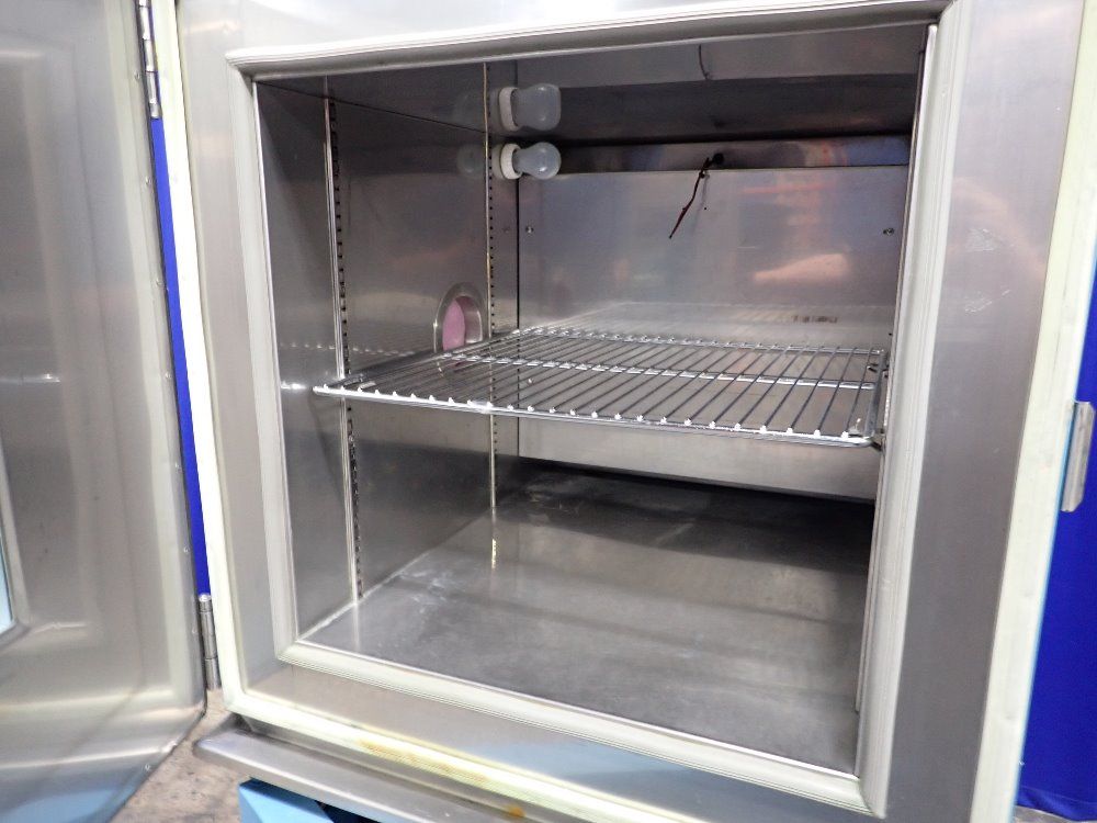 Thermotron 25" X 24" X 24" Id Temperature Chamber - 5-4