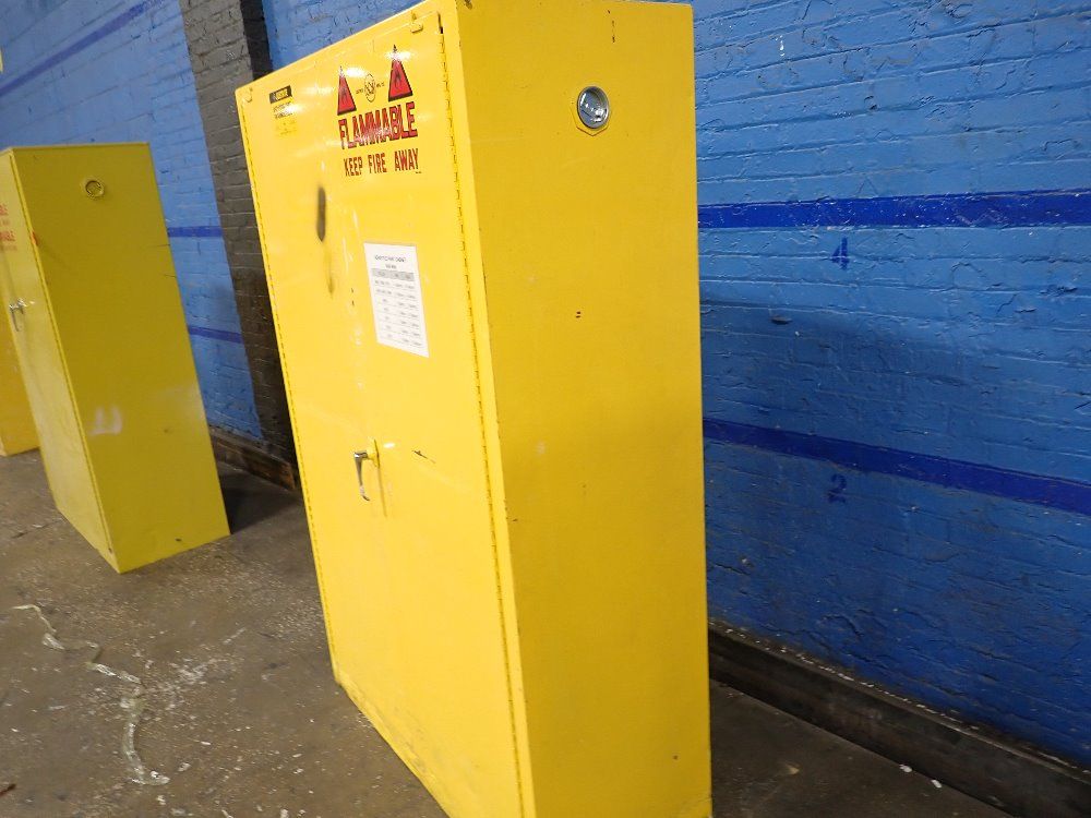 Justrite 45 Gallons/17" X 41" X 61" Id Flammable Storage Cabinet - 25452