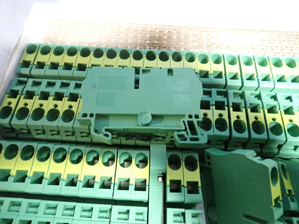 Allen Bradley Lot Of 44 Terminal Blocks - 1492-lg6