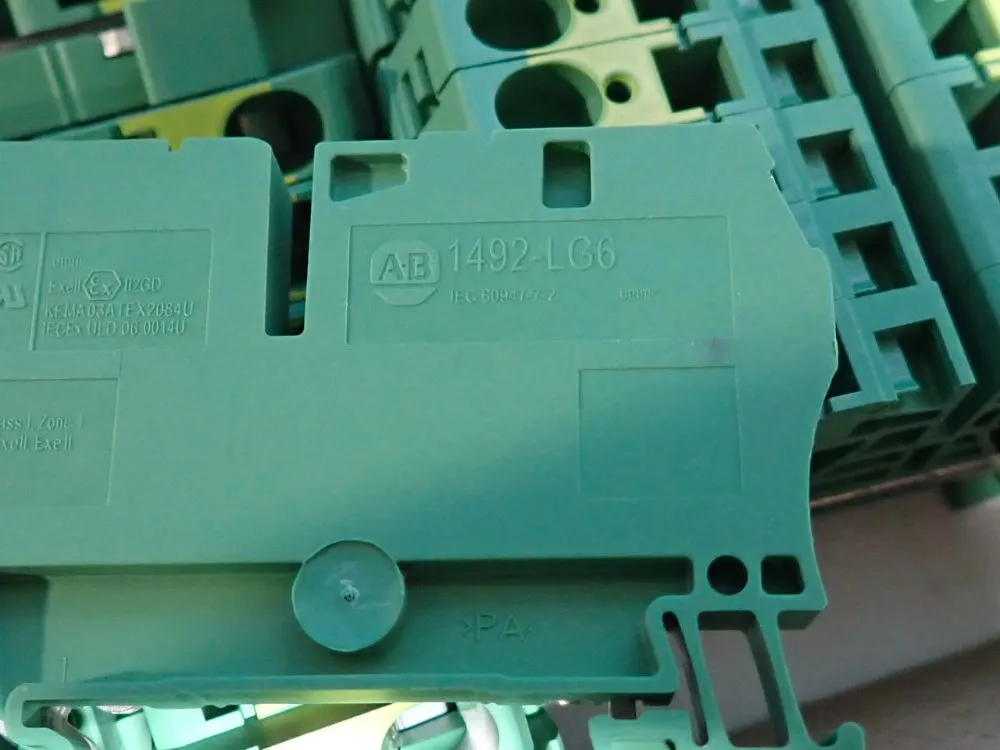 Allen Bradley Lot Of 44 Terminal Blocks - 1492-lg6