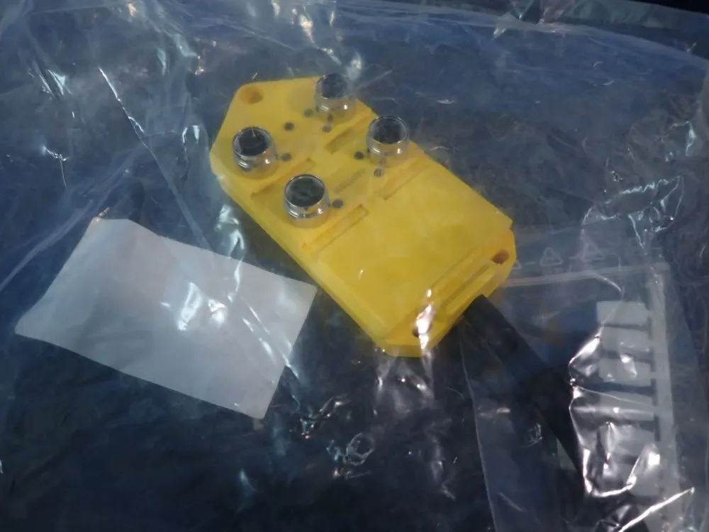 Balluff Junction Block - C04t4r-12-pb-010f