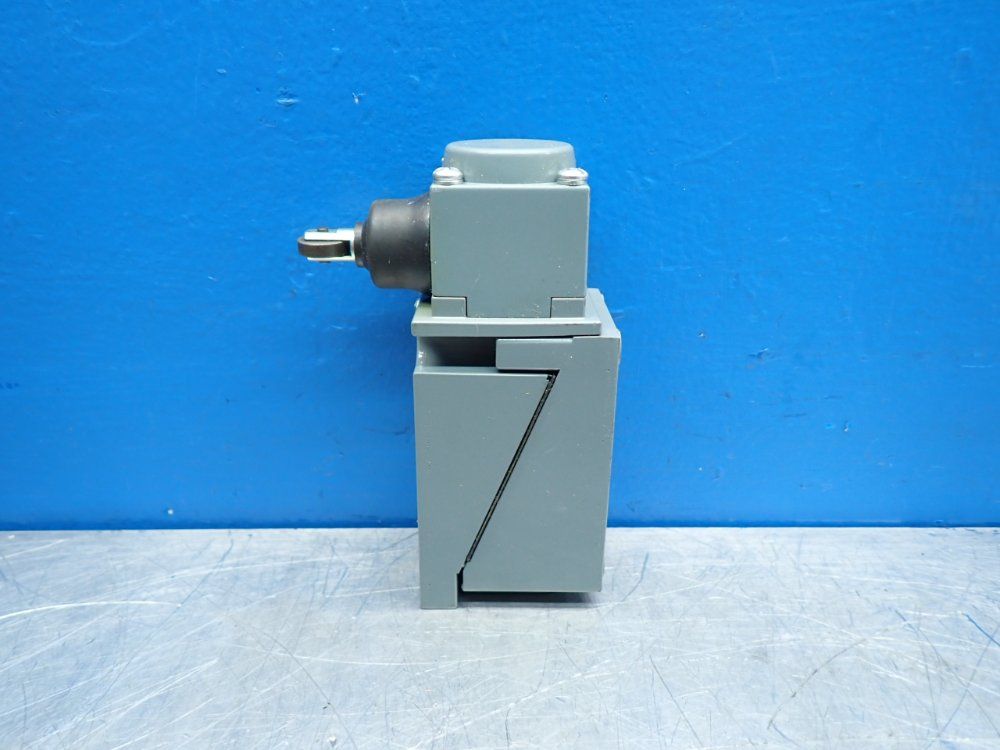 Allen Bradley Plug-in Oiltight Limit Switch - 802t-k1p