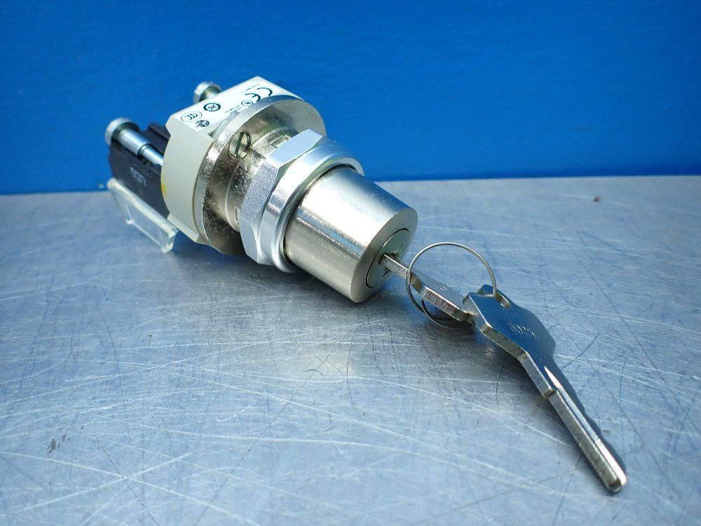 Allen-bradley 30mm Slector Switch W/key - 800t-h3104d1
