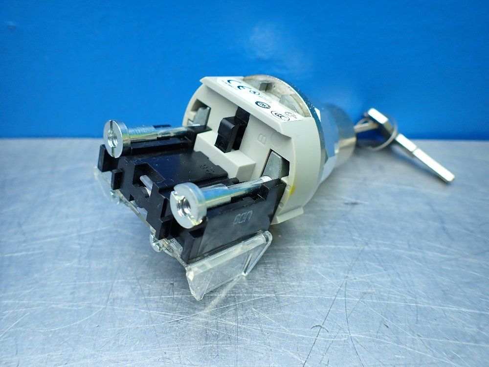 Allen-bradley 30mm Slector Switch W/key - 800t-h3104d1