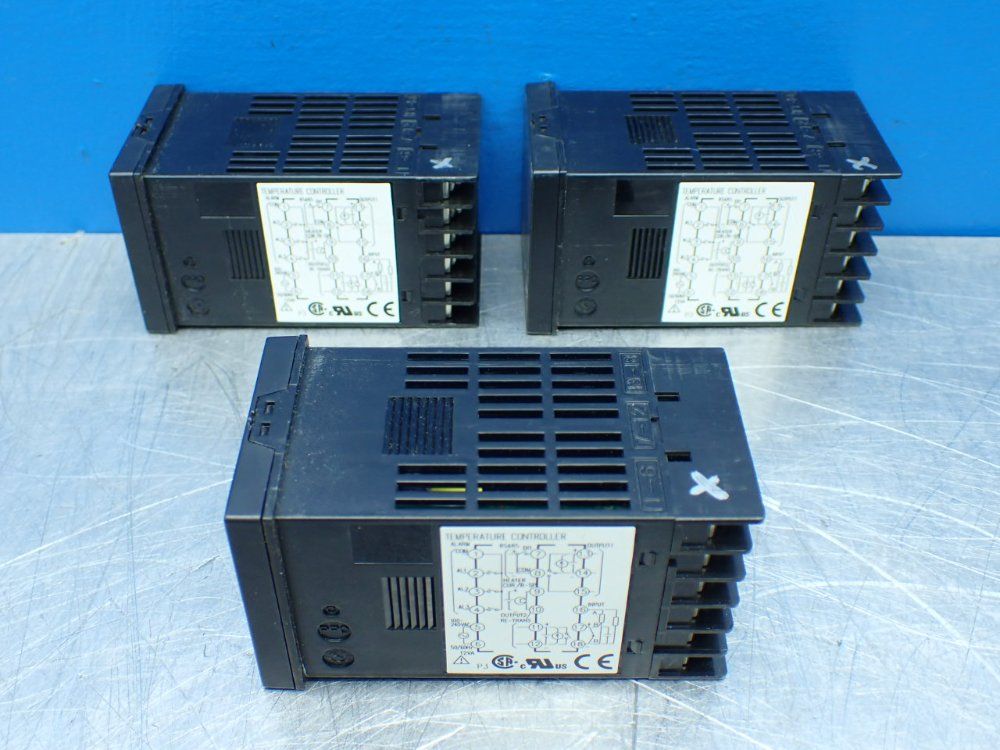 Fuji Electric 3 Panel Mount Temperature Controllers - Pxr4-say-4v0a1