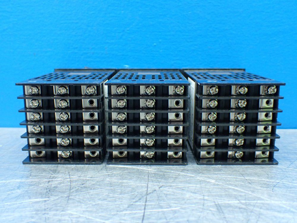 Fuji Electric 3 Panel Mount Temperature Controllers - Pxr4-say-4v0a1