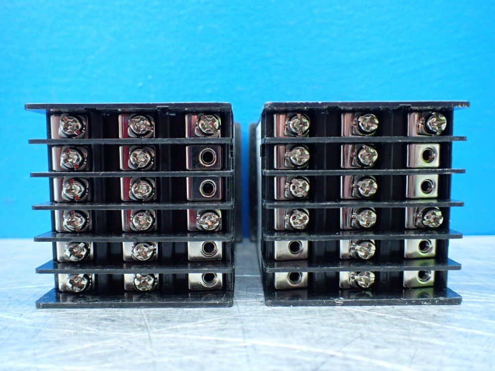 Fuji Electric 2 Panel Mount Temperature Controllers - Pxr4tay1-4v0a1