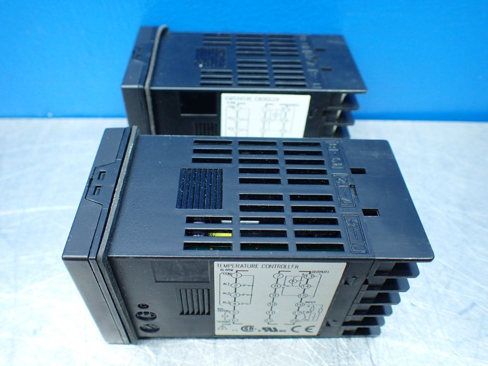 Fuji Electric 2 Panel Mount Temperature Controllers - Pxr4tay1-4v0a1