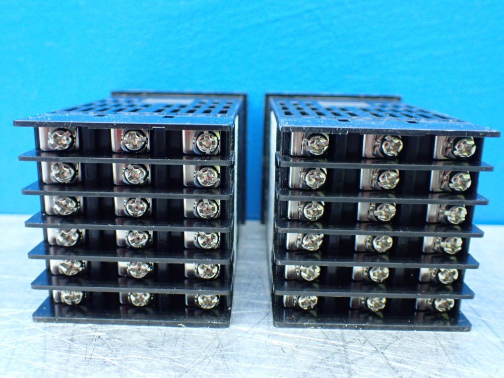 Fuji Electric 2 Panel Mount Temperature Controllers - Pxr4ray1-4vta1