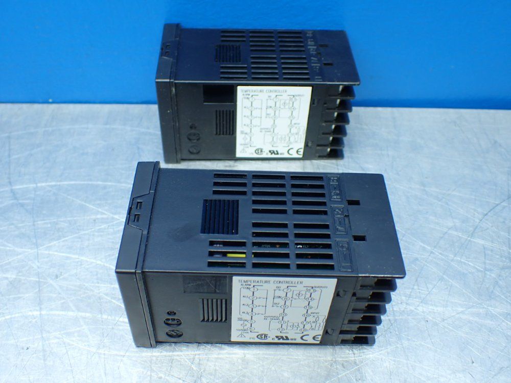 Fuji Electric 2 Panel Mount Temperature Controllers - Pxr4ray1-4vta1