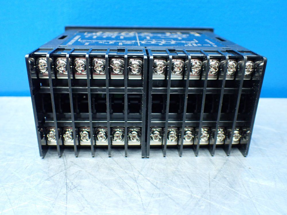 Fuji Electric Temperature Controller - Pxg5cyf1-ovya1