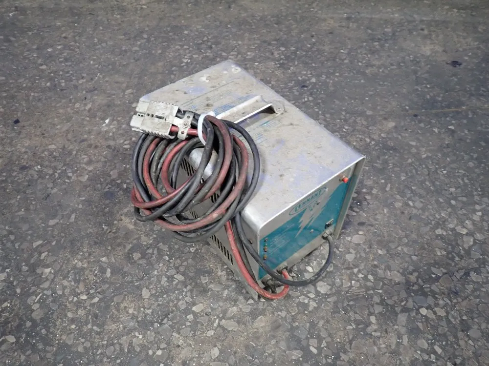 BATTERY CHARGER