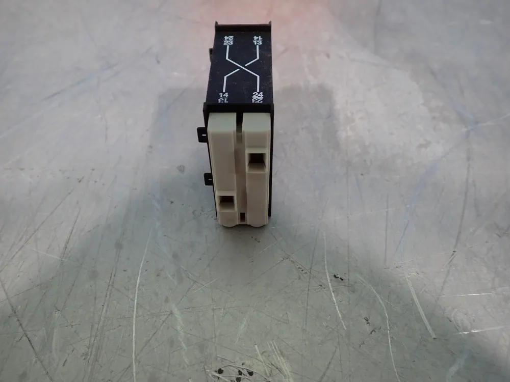 Schneider Electric Telemecanique Auxiliary Contact Block, Qty: 6 - Vz20