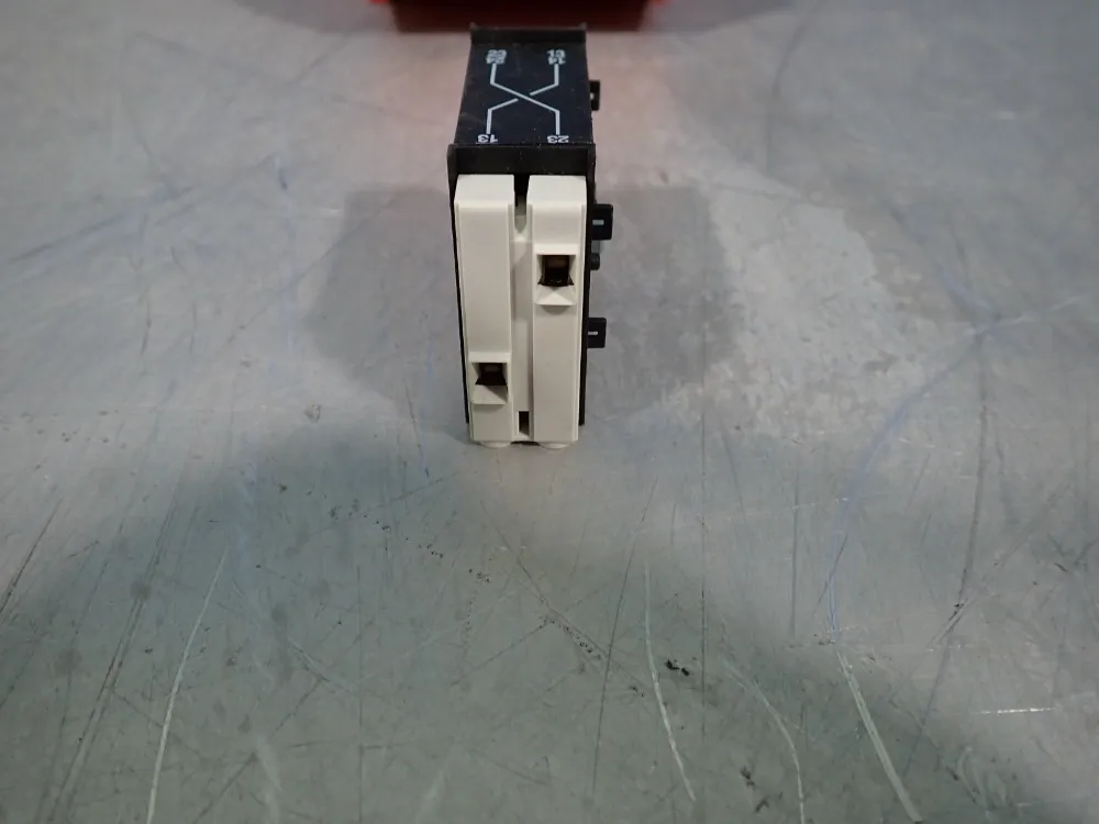 Schneider Electric Telemecanique Auxiliary Contact Block, Qty: 6 - Vz20