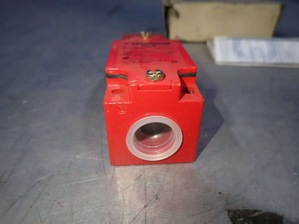 Telemecanique Safety Limit Switch - Xcsa703