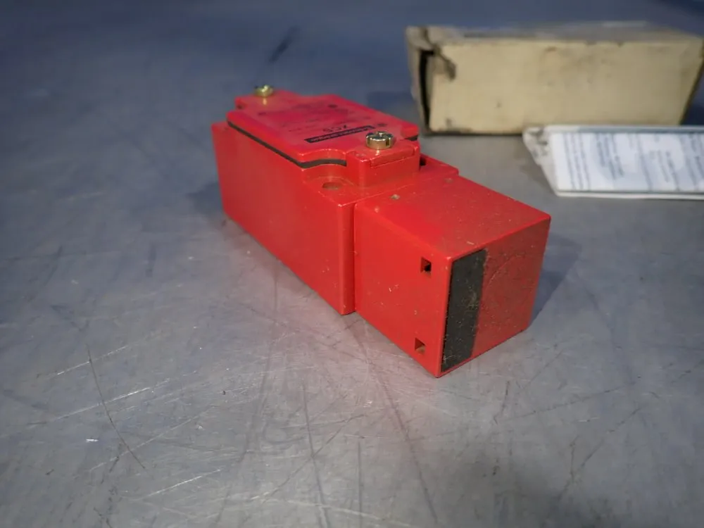 Telemecanique Safety Limit Switch - Xcsa703