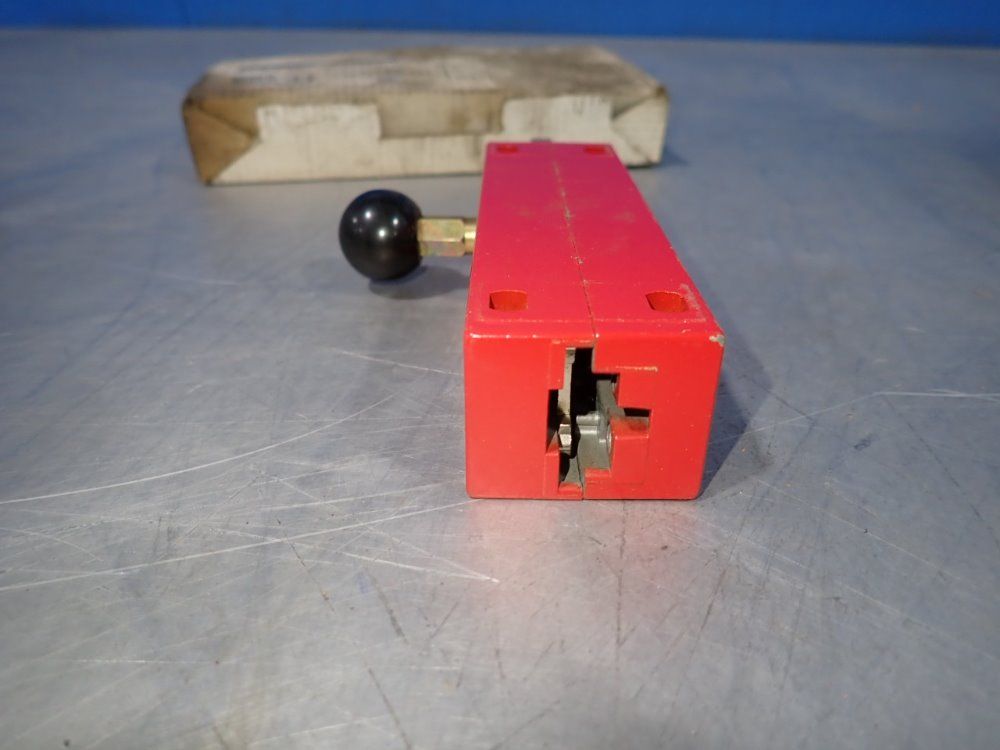 Telemecanique Limit Switch Latch - Xcs Z05