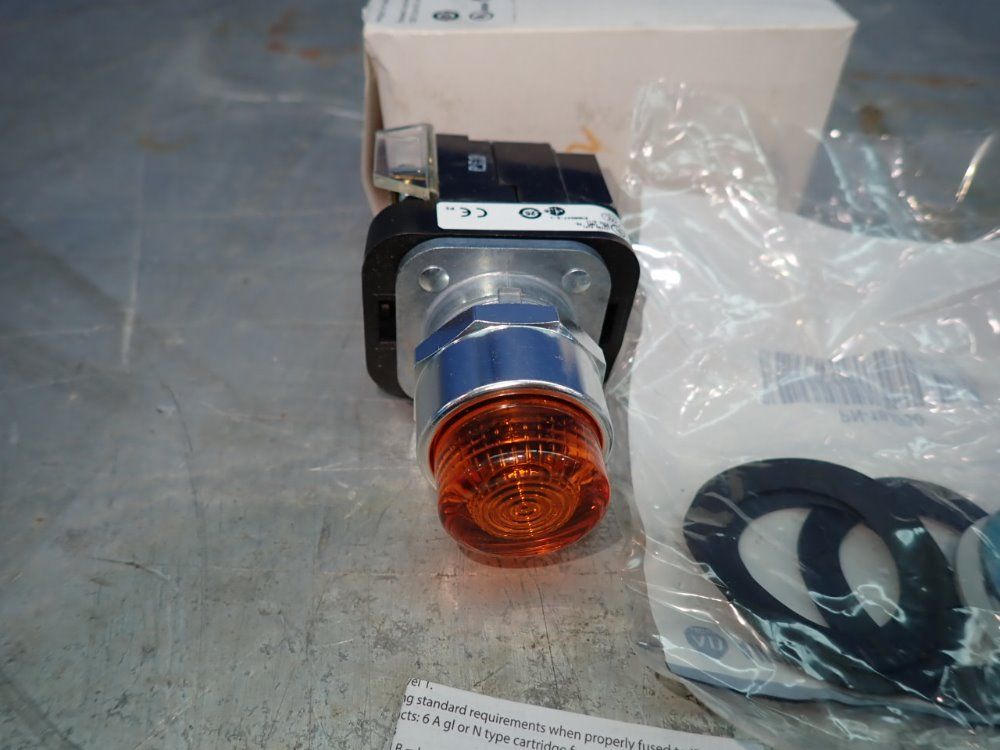 Allen Bradley Momentary Pushbutton - 800t-pb16a