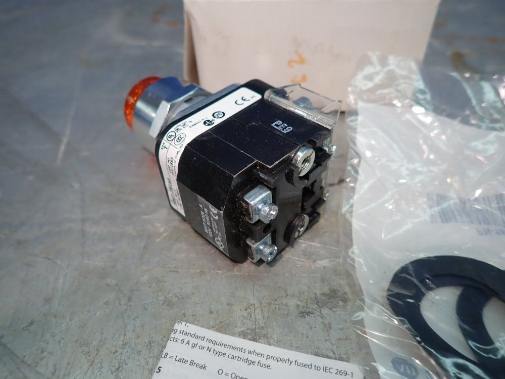 Allen Bradley Momentary Pushbutton - 800t-pb16a