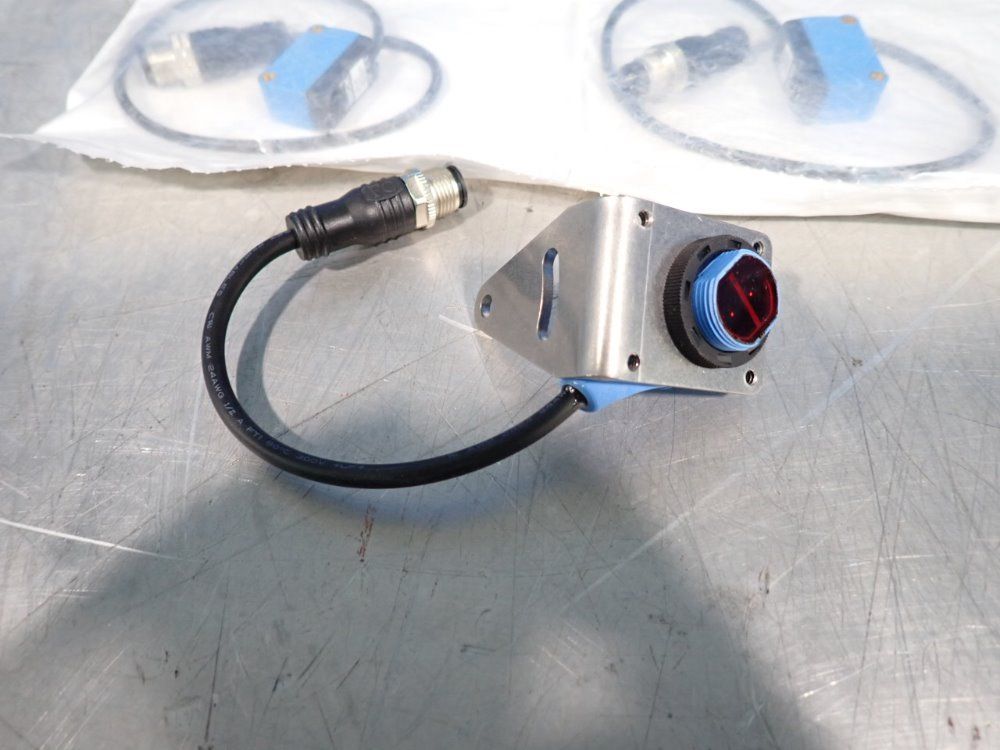 Sick Lot Of 3 Photoelectric Sensor - Gl6-p7111, Hl18-p4b3ba