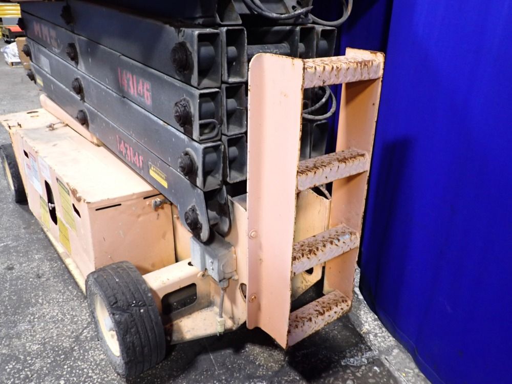 Grove Platform Lift - Sm3146e