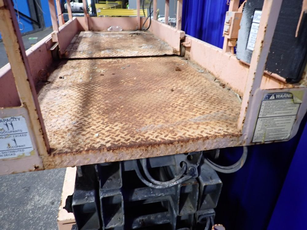 Grove Platform Lift - Sm3146e