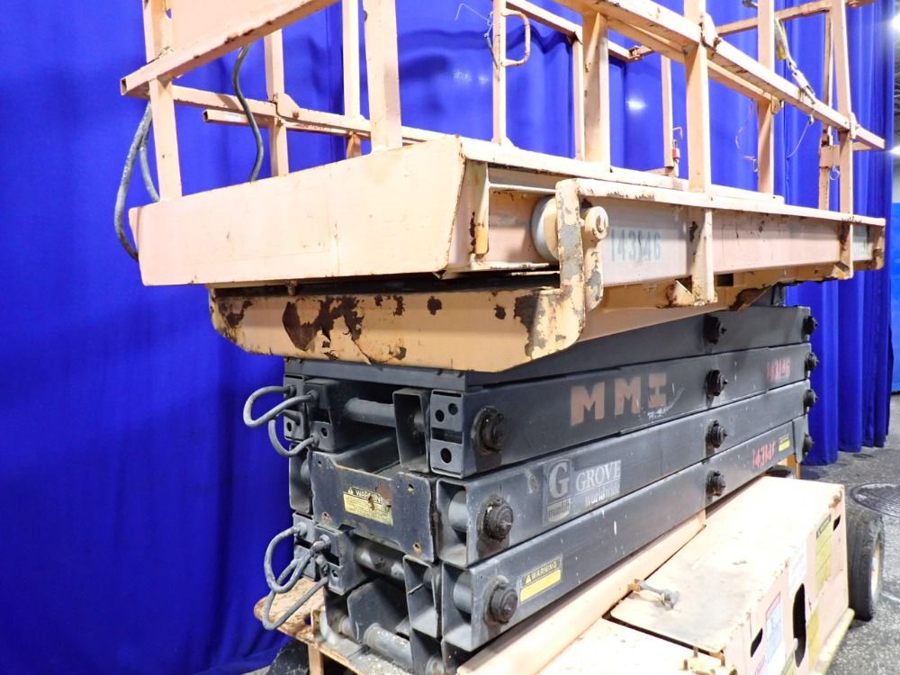 Grove Platform Lift - Sm3146e