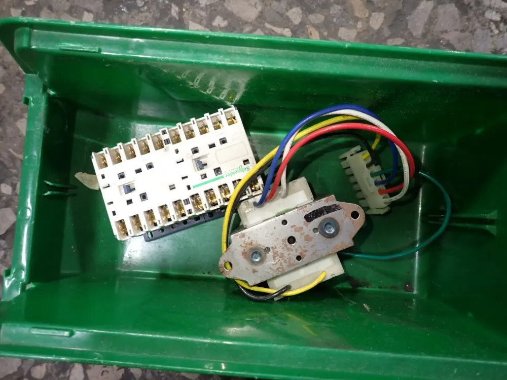 Schneider / Basler Electric Transformer / Contactor - Lc2k09 / Be3350001