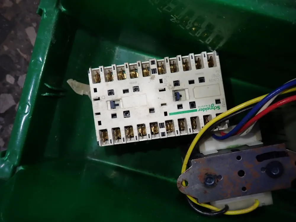 Schneider / Basler Electric Transformer / Contactor - Lc2k09 / Be3350001