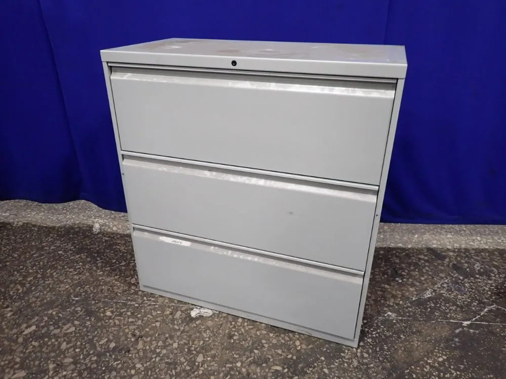 3 Drawers/17" X 33" File Cabinet