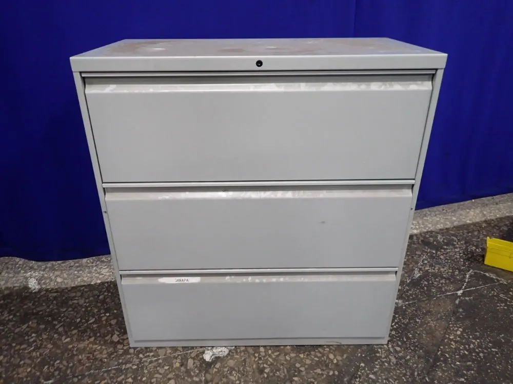3 Drawers/17" X 33" File Cabinet