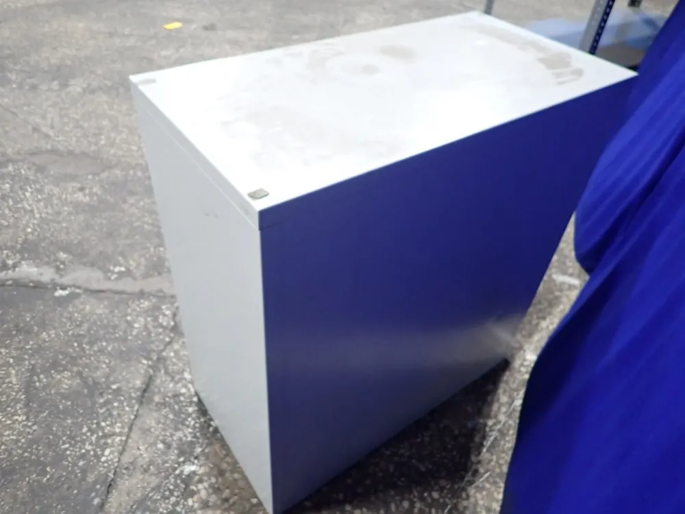 3 Drawers/17" X 33" File Cabinet