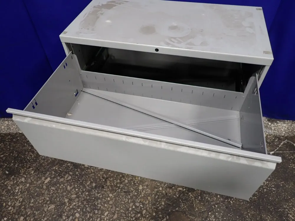 3 Drawers/17" X 33" File Cabinet