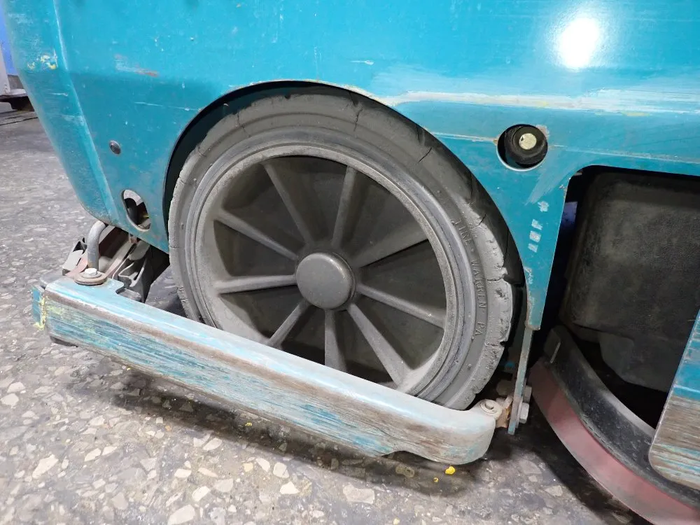 Tennant 47" Floor Scrubber - 7300