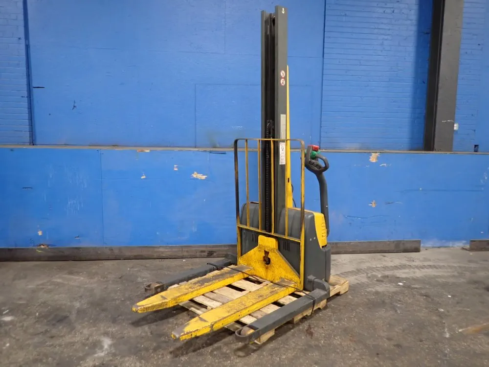 1000 Kg Straddle Lift - Emc B10 79