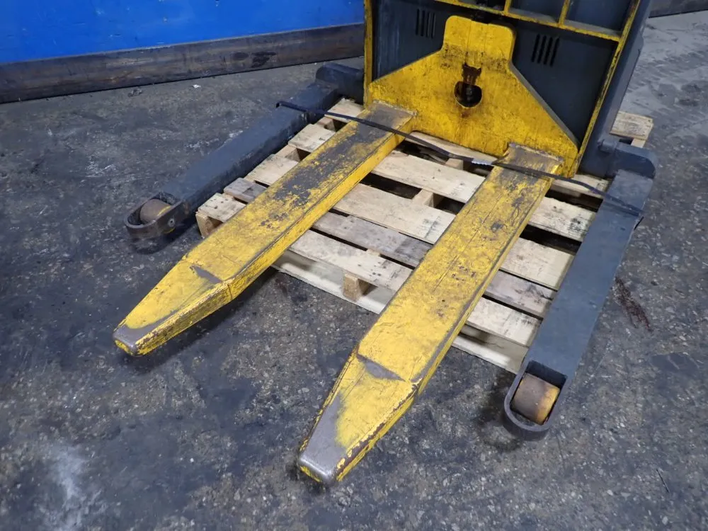 1000 Kg Straddle Lift - Emc B10 79