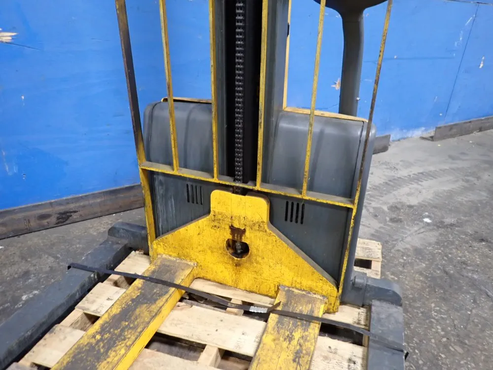 1000 Kg Straddle Lift - Emc B10 79