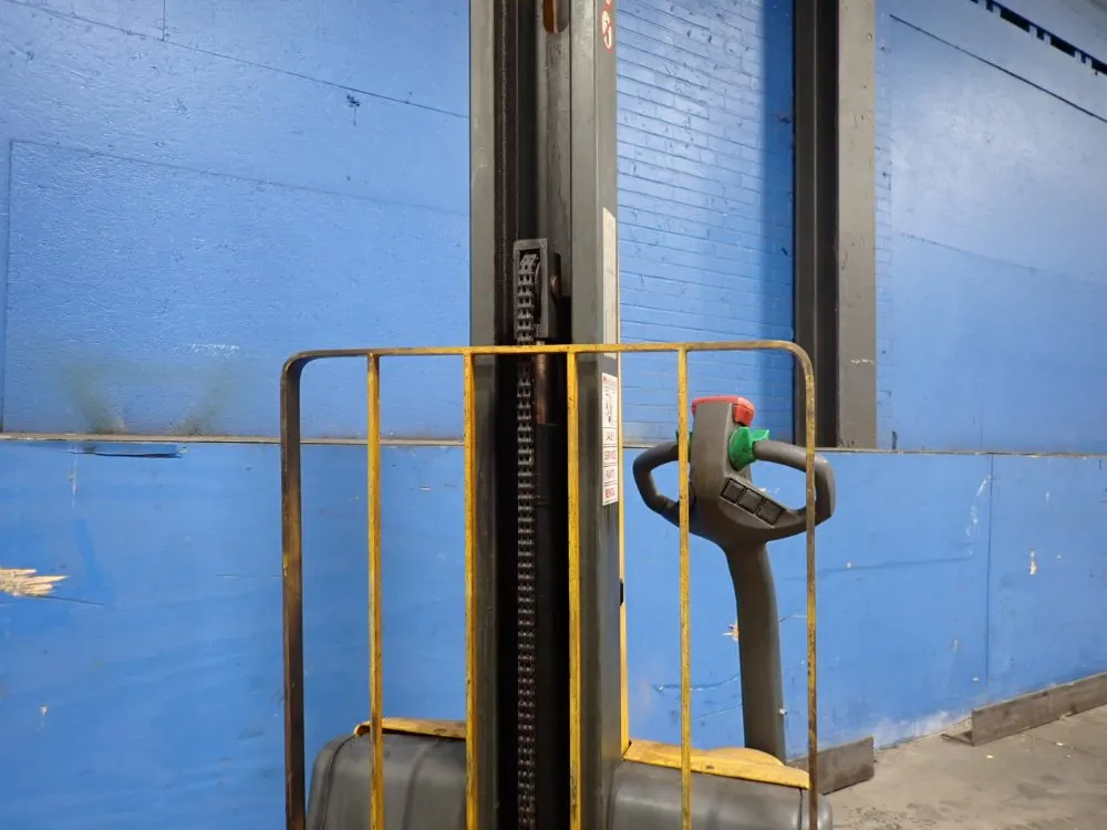 1000 Kg Straddle Lift - Emc B10 79