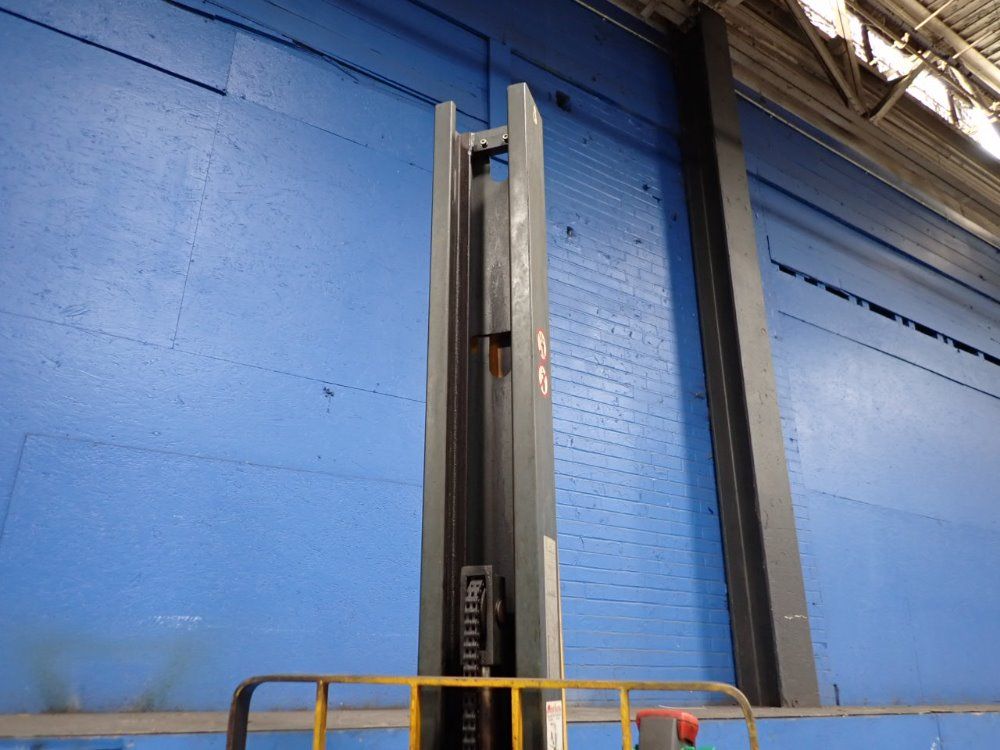 1000 Kg Straddle Lift - Emc B10 79